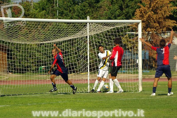 L'esultanza di Pazzola e Piras dopo il primo gol della Torres L'esultanza di Pazzola e Piras dopo il primo gol della Torres
